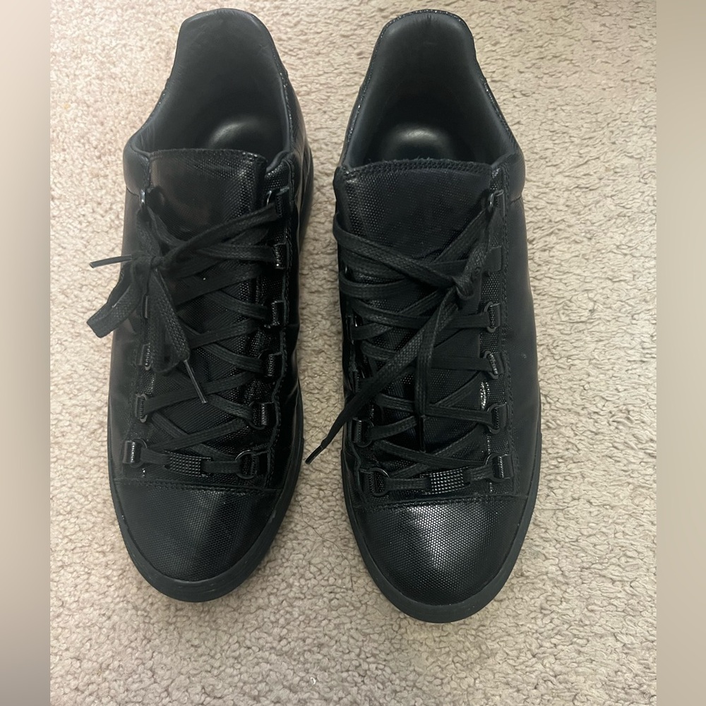 Balenciaga low top gloss sneaker very popular rare shoe.   41 size